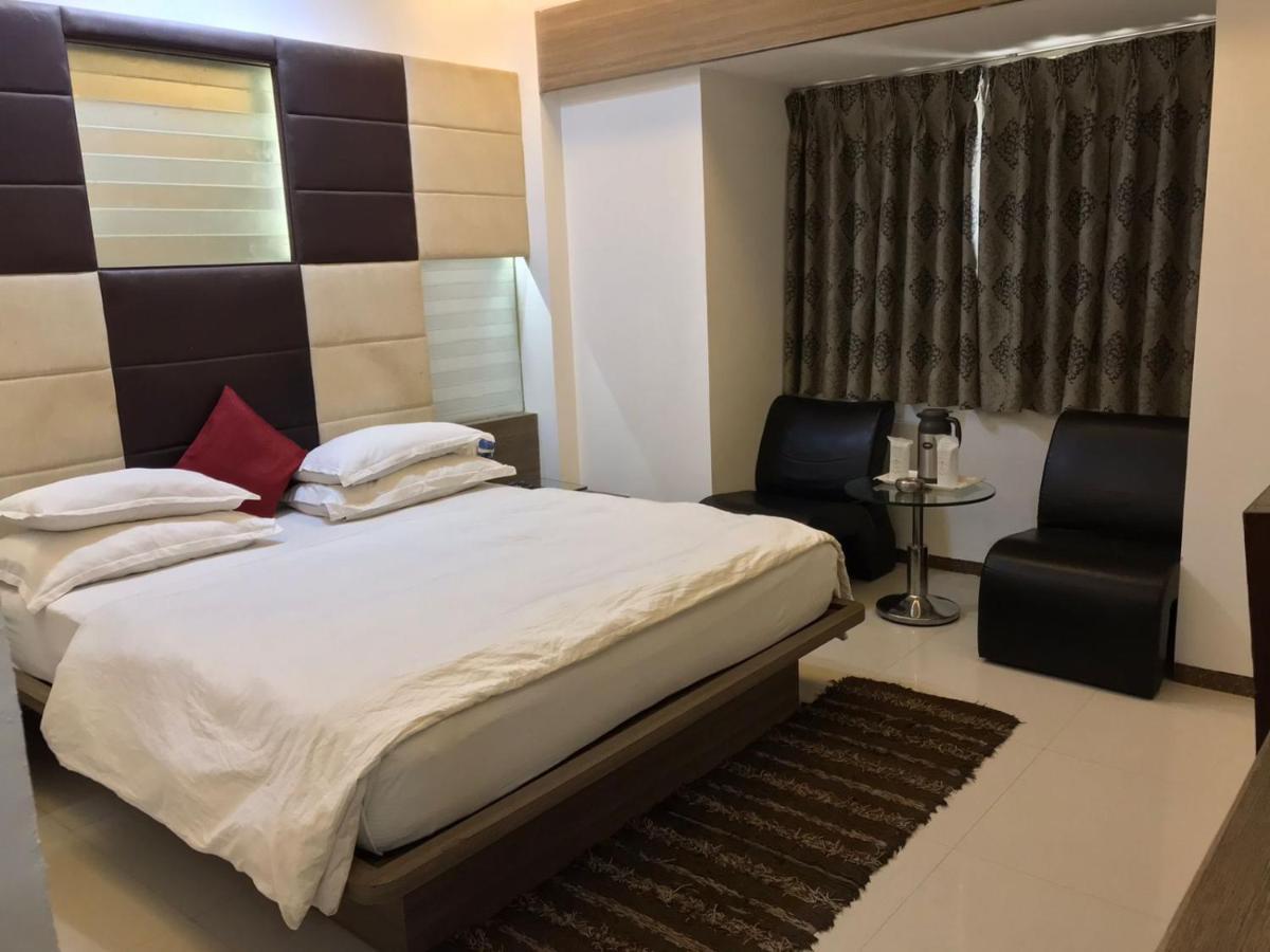 Pearl Hotel & Banquets 阿穆达巴 外观 照片