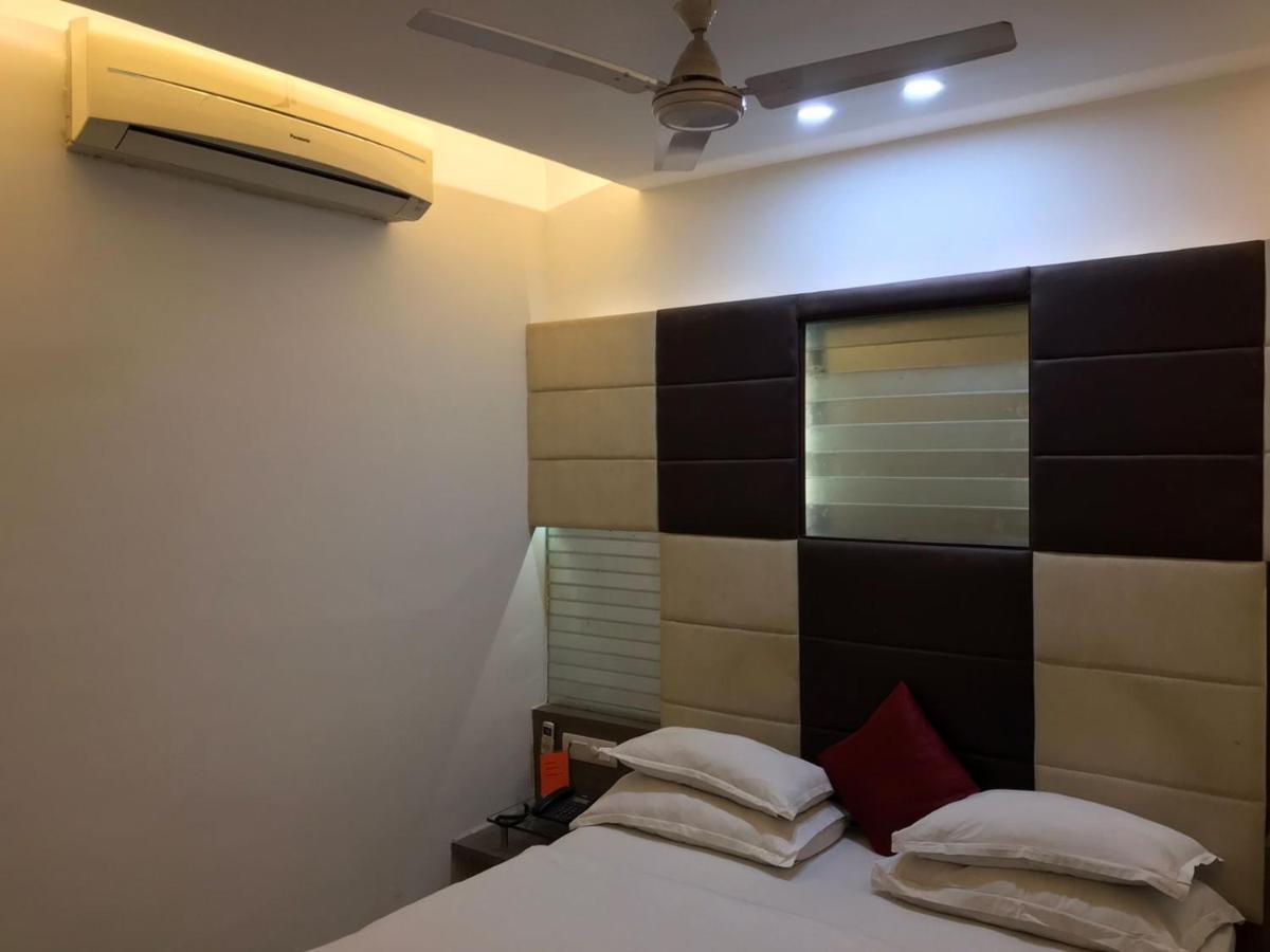 Pearl Hotel & Banquets 阿穆达巴 外观 照片