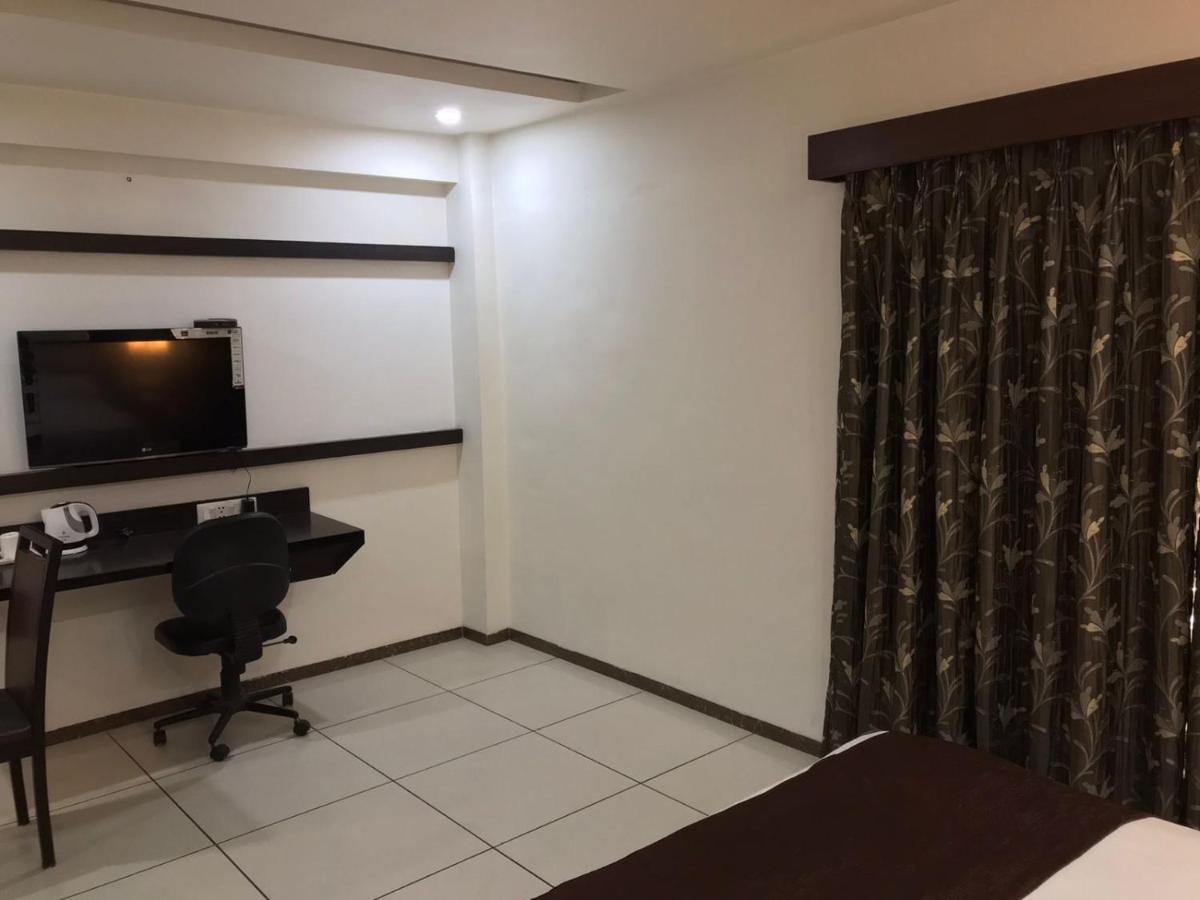 Pearl Hotel & Banquets 阿穆达巴 外观 照片