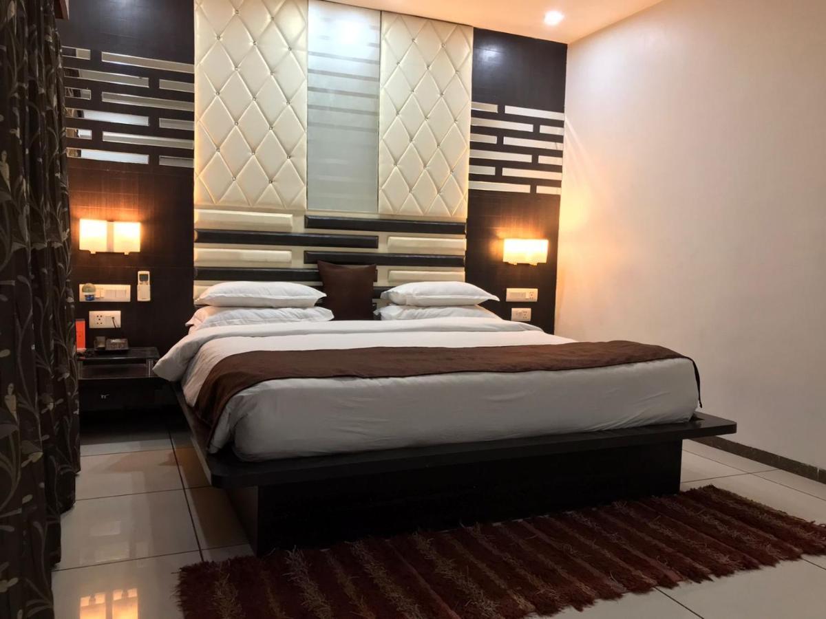 Pearl Hotel & Banquets 阿穆达巴 外观 照片