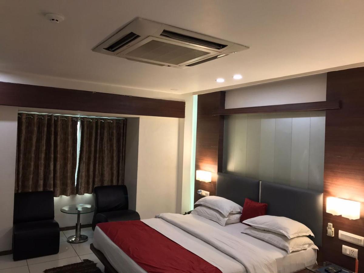 Pearl Hotel & Banquets 阿穆达巴 外观 照片