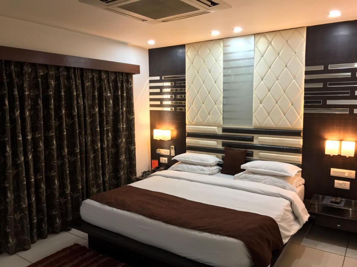 Pearl Hotel & Banquets 阿穆达巴 外观 照片