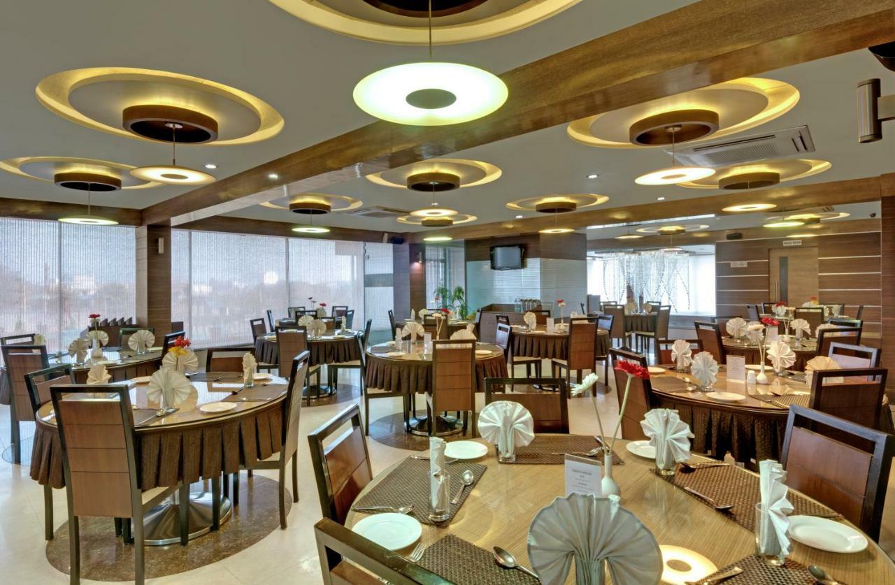 Pearl Hotel & Banquets 阿穆达巴 外观 照片